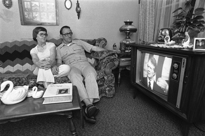 Ed và Mary Cashat ở Pasadena, Texas, lắng nghe bài phát biểu về năng lượng của Tổng thống Carter trước phiên họp chung của Quốc hội vào ngày 21/4/1977. Ed Cashat là quản đốc của bộ phận vận hành xử lý máy móc và thiết bị tại nhà máy lọc dầu của Công ty Shell Oil .