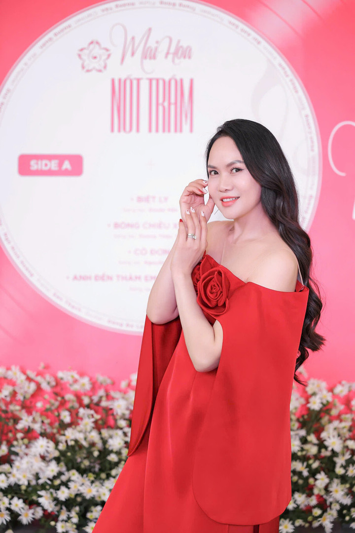 NSND Mai Hoa gợi cảm trong ngày ra mắt đĩa than "Nốt trầm".
