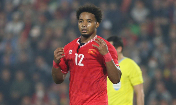 Xuân Son bị kéo rách áo.