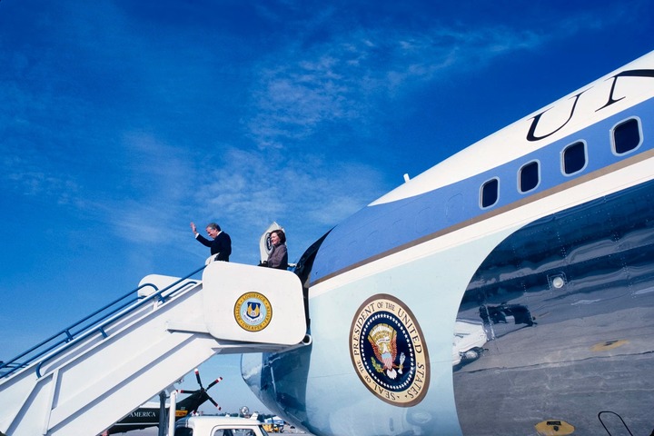 Vài ngày sau khi nhiệm kỳ của ông kết thúc, cựu Tổng thống Mỹ Jimmy Carter lên chiếc Air Force One ở Georgia để trở về Washington, D.C., và tiếp tục đến Wiesbaden, Đức, để chào đón những người Mỹ mới được thả sau khi bị giữ làm con tin ở Iran trong 444 ngày.