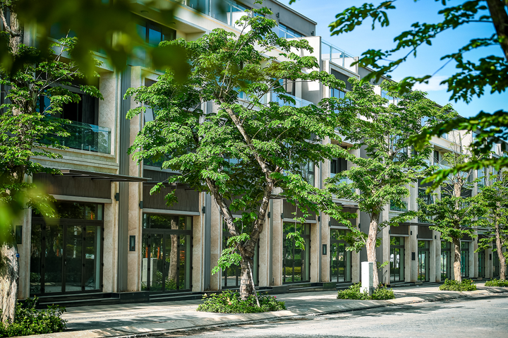 Gem Sky World gồm 6 phân khu, cung cấp hơn 4.000 sản phẩm, gồm đất nền, nhà phố liên kề, shophouse đáp ứng toàn diện nhu cầu an cư và đầu tư của khách hàng.