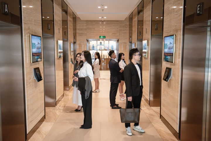 Màn hình quảng cáo kỹ thuật số được lắp đặt tại sảnh chờ thang máy các tòa nhà văn phòng, chung cư, thu hút sự chú ý của người xem.