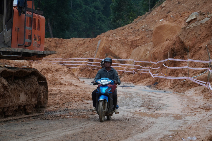 Thông xe qua đèo Khánh Lê cả ngày lẫn đêm.