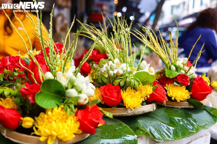 Những mẹt hoa cúng được bà nội trợ rất chuộng mua, có giá 50.000 - 300.000 đồng/mẹt (tùy thuộc vào kích thước).