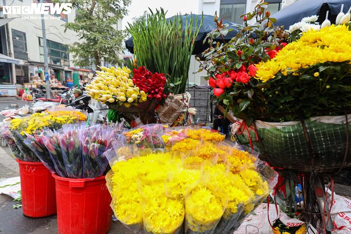Nhiều người Việt thường có tâm lý rất coi trọng ngày mùng 1 đầu năm mới và cuối năm cũ, vì thế việc mua sắm lễ cúng có phần cẩn thận, cầu kỳ hơn bình thường. Nhiều ngày nay, các mặt hàng phục vụ cho việc cúng mùng 1 tháng Chạp rất dồi dào, phong phú và giá bắt đầu tăng từ 15 - 20%.