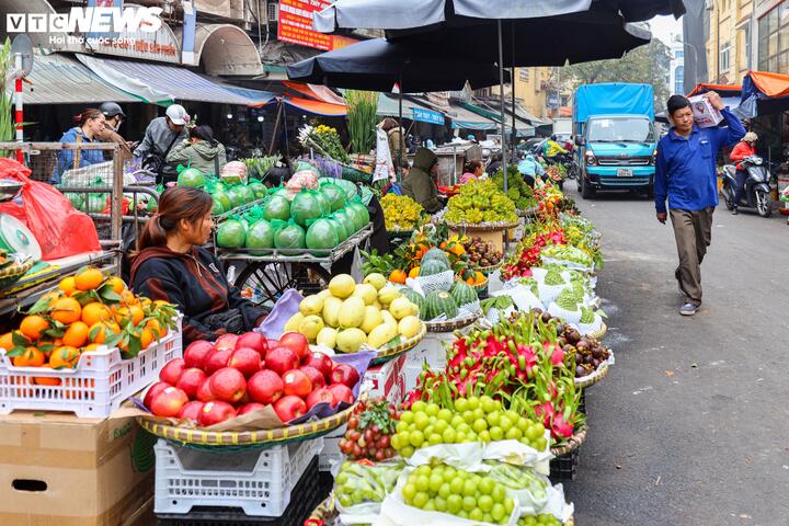 Các loại trái cây được nhập về phong phú, dồi dào hơn hẳn ngày thường, giá cũng tăng mạnh trong thời điểm này.