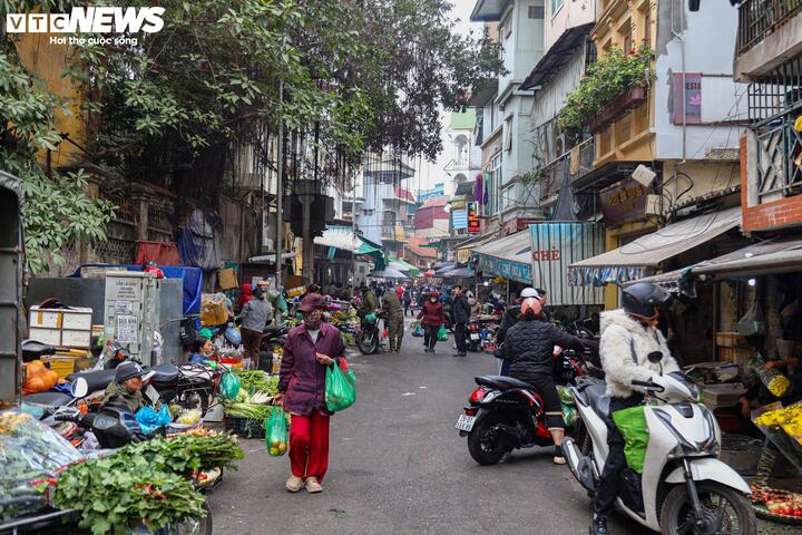 Không khí mua sắm vội vã, nhộn nhịp khiến nhiều người có cảm giác Tết Ất Tỵ đã đến rất gần.