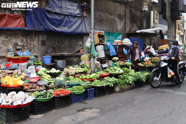 Giá rau xanh hôm nay cũng tăng nhẹ từ 5.000 - 10.000 đồng/kg, ví dụ cải chíp tăng từ 15.000 lên 25.000 đồng/kg, su hào từ 5.000 lên 7.000 đồng/củ, cà chua tăng từ 15.000 lên 20.000 đồng/kg, khoai tây có giá 20.000 đồng/kg...