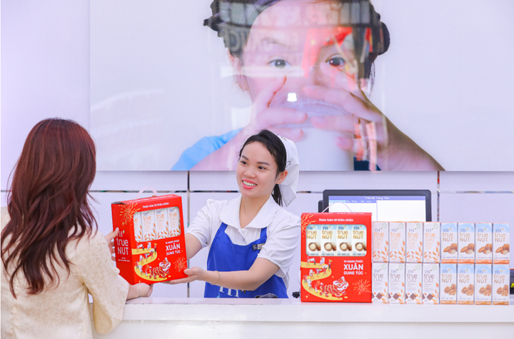 Trao sức khỏe, gửi yêu thương trong từng hộp quà Tết.