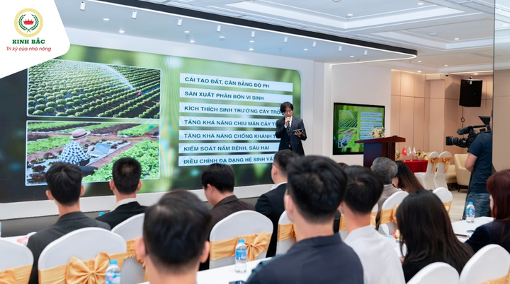 Chuyên gia nông nghiệp Hàn Quốc chia sẻ về lợi ích của vi khuẩn Bacillus cho đất và cây trồng. (Nguồn: Kinh Bắc)