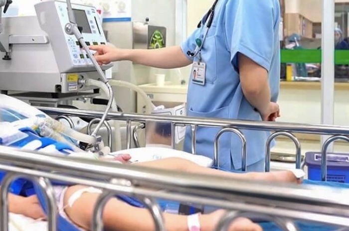 Bệnh nhi được các bác sĩ theo dõi sát sao. (Ảnh: BVCC)
