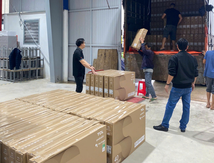 Doanh nghiệp ở Quảng Ngãi tặng 4.400 tivi cho công nhân. (Ảnh: N.C)