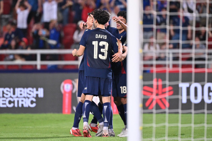 Đội tuyển Thái Lan ghi bàn.