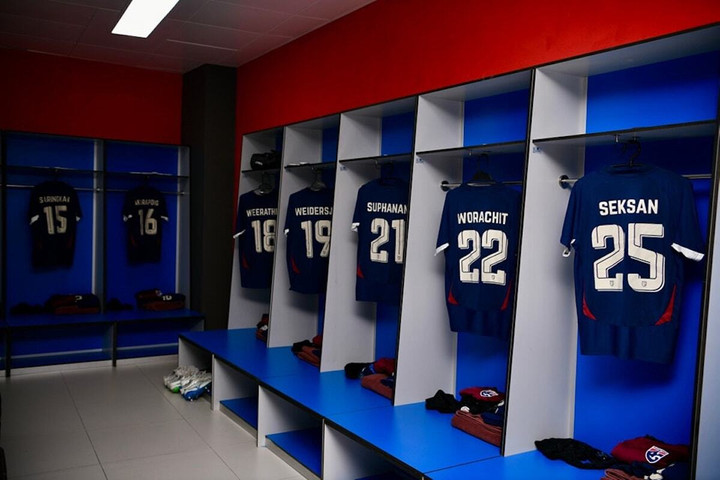 Thái Lan mặc áo xanh truyền thống.