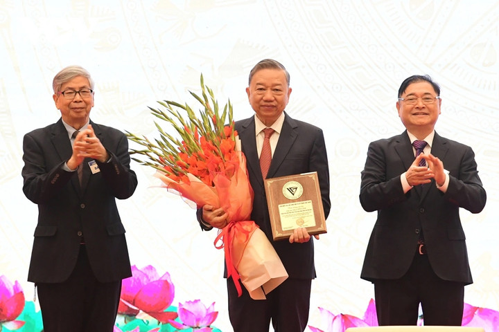 Liên hiệp các Hội Khoa học và Kỹ thuật Việt Nam tặng hoa và biểu trưng cho Giáo sư, Tiến sĩ, Tổng Bí thư Tô Lâm.