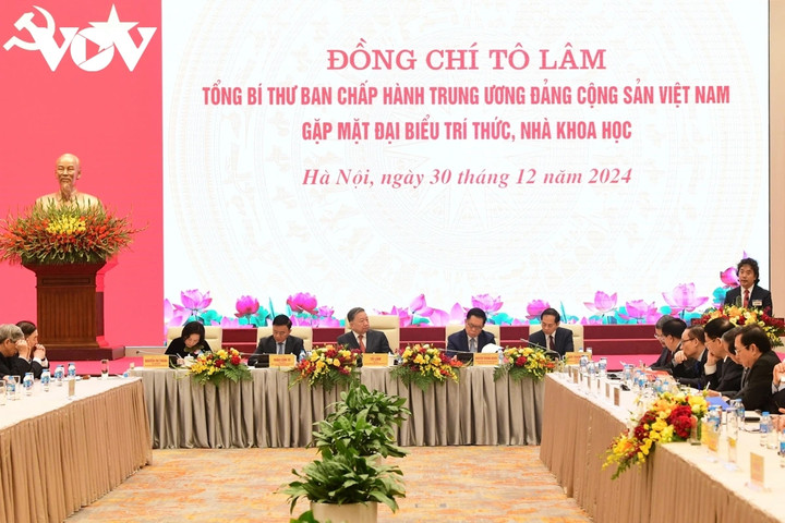 Tổng Bí thư Tô Lâm và các đại biểu lắng nghe nhiều tham luận, ý kiến đóng góp tâm huyết của các trí thức, nhà khoa học ở nhiều lĩnh vực.
