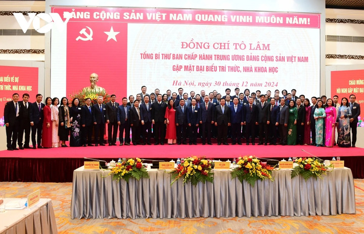 Tổng Bí thư Tô Lâm chụp ảnh lưu niệm cùng các đại biểu.