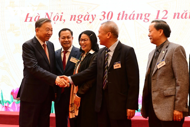 Tổng Bí thư Tô Lâm trò chuyện với các trí thức, nhà khoa học bên lề hội nghị.