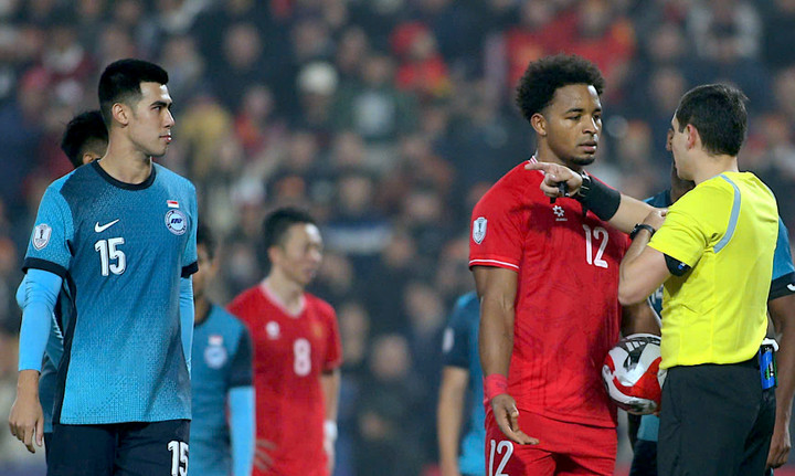 Trọng tài Rustam gây tranh cãi.