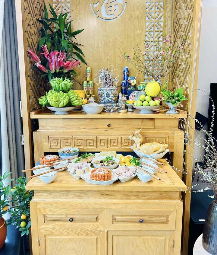 Chuẩn bị mâm lễ cúng những ngày tháng Chạp. (Ảnh minh họa: Hòa Bùi)