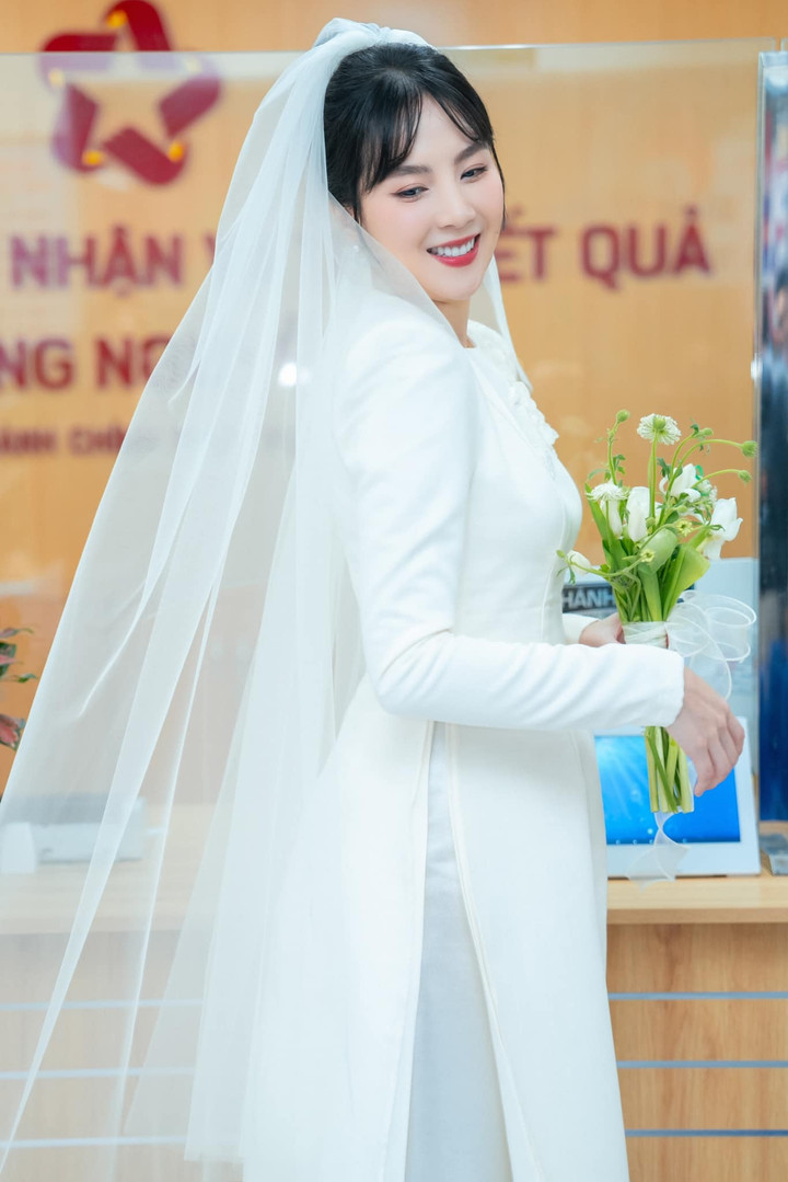 MC Mai Ngọc xinh đẹp trong tà áo dài và khăn voan.