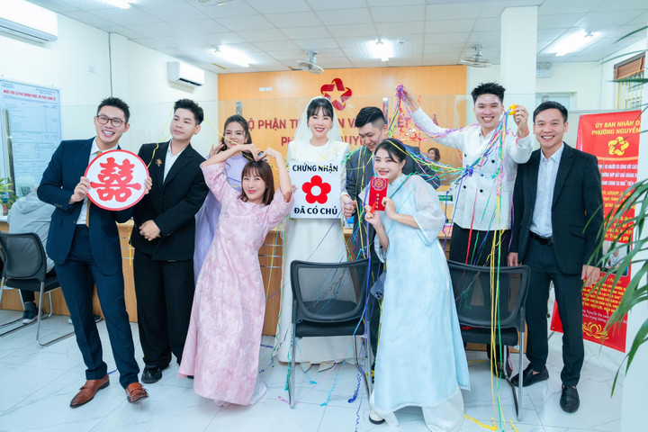 Trong những hình ảnh được chia sẻ thì diện mạo của chồng Mai Ngọc cũng được hé lộ.