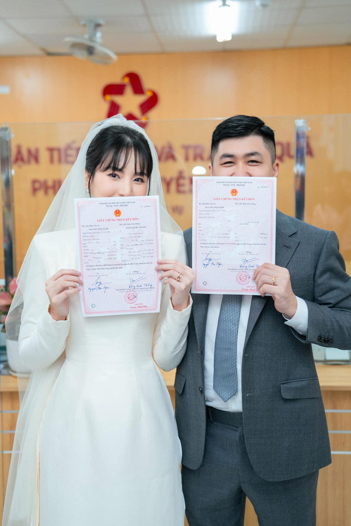 MC Mai Ngọc khoe ảnh đăng ký kết hôn, công khai diện mạo chồng mới - 2