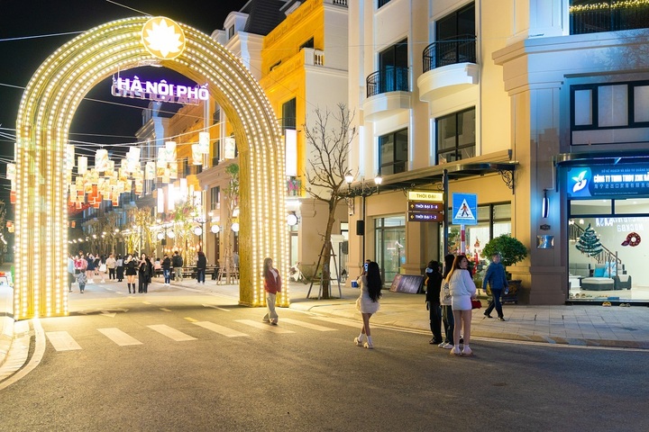 Không gian trang hoàng lung linh, rực rỡ tại khu phố thương mại Asia Vibe.