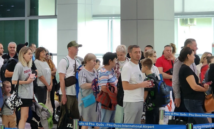 Du khách quốc tế đến với Phú Quốc qua những đường bay mới ngày một tăng mạnh.