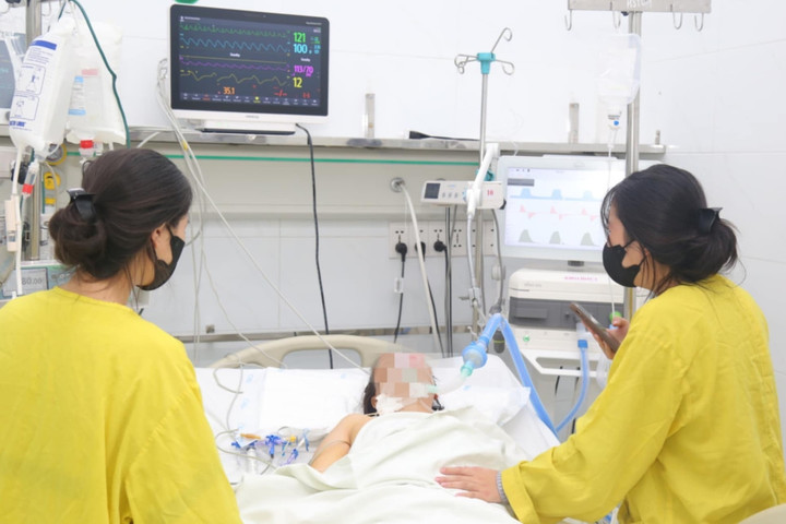 Người phụ nữ được chuyển từ Lào Cai về Hà Nội. (Ảnh: BVCC)