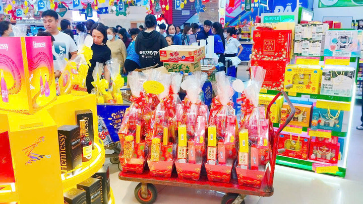 Co.opmart, Co.opXtra đã tiêu thụ hơn 10 triệu giỏ quà Tết thông qua các điểm bán vật lý và online.