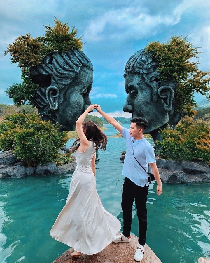 Hồ nước mênh mông trải dài vô cực ngụ ý cho tình yêu đôi lứa luôn vô bờ, dạt dào.