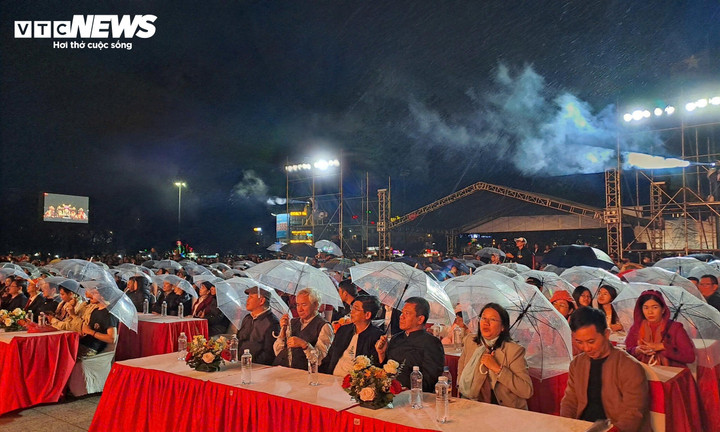 Lãnh đạo tỉnh Bình Định và các khách mời tham dự lễ hội không ngại mưa gió hòa cùng không khí vui tươi cùng người dân và du khách.