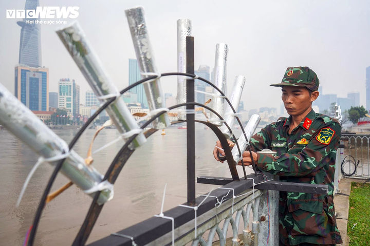 Trận địa pháo hoa đã sẵn sàng chào năm mới 2025. (Ảnh: Lương Ý)