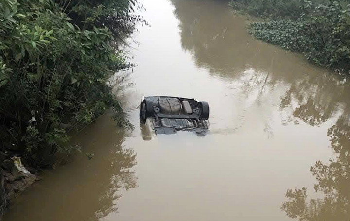 Hiện trường nơi chiếc ô tô lao xuống sông ở Hà Tĩnh khiến hai người chết. (Ảnh: Gia My)