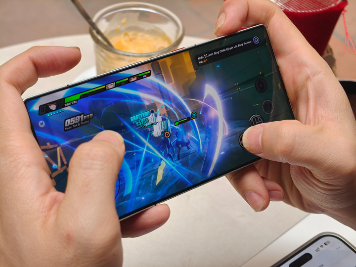 Cấu hình đầu bảng hiện nay giúp máy dễ dàng xử lý mọi cấu hình đồ họa ở mức cao nhất trên điện thoại.