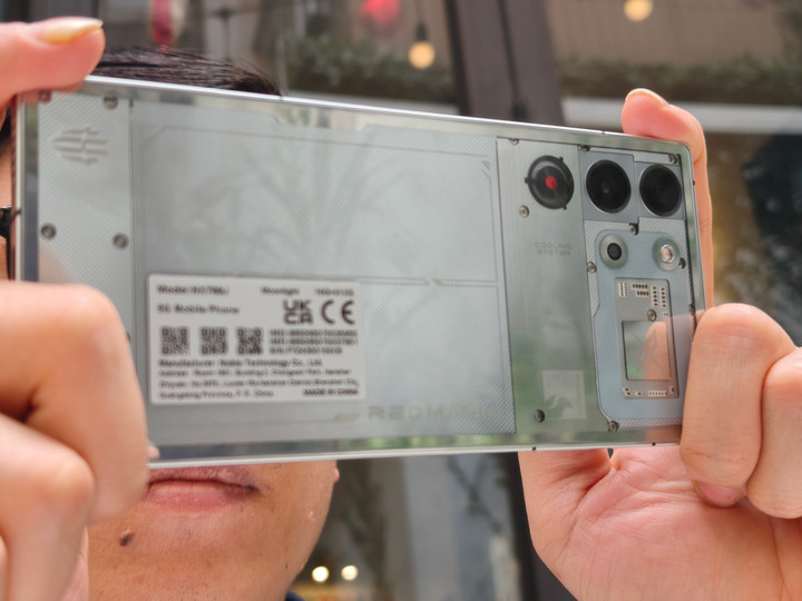 REDMAGIC 10 Pro sở hữu thiết kế hầm hố và nam tính, hướng đến người dùng là game thủ.