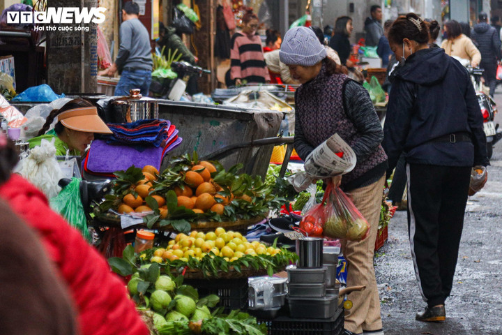 Cảnh khác lạ ở chợ Hà Nội trong ngày đầu tháng giáp Tết - 16