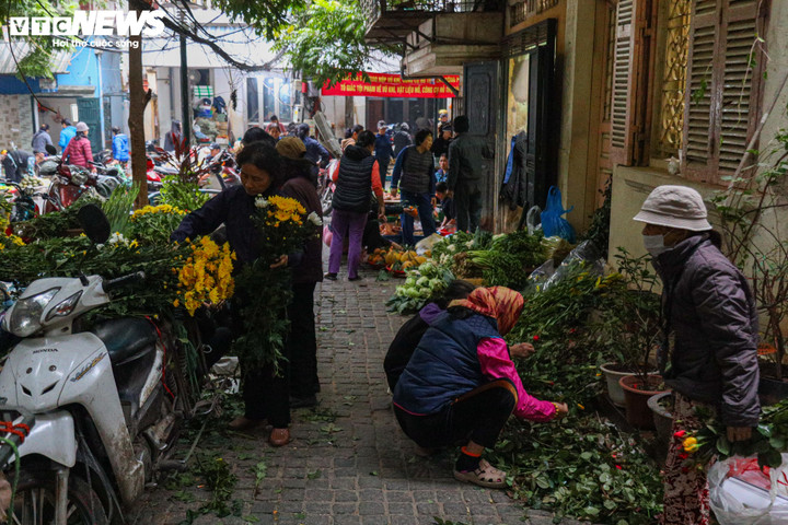 Điều này đã mang lại cảnh hiếm thấy cho chợ Hà Nội trong dịp giáp Tết: dù vẫn tất bật, nhộn nhịp nhưng không quá bon chen, chật chội. Tại chợ Thanh Hà (quận Hoàn Kiếm) ngay từ 6h sáng, nhiều người dân đã thong thả đi sắm lễ. Các bà nội trợ chọn từng món tươi ngon nhất, đẹp nhất cho lễ cúng cổ truyền quen thuộc.