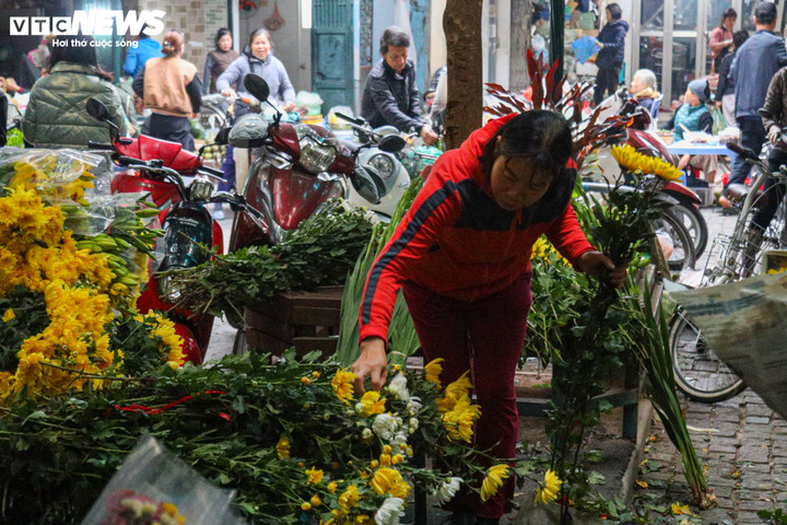 "Tôi dậy từ 5h30 để đi chợ vì sợ cảnh đông đúc, chờ đợi nhau mua hàng. Nhưng thật bất ngờ hôm nay lại thấy ngoài chợ thông thoáng và không quá đông, khiến tôi cảm thấy rất thoải mái. Tôi rất thích được đi sắm Tết trong không khí không quá xô bồ, bon chen như thế này. Người mua có thể thong thả, thoải mái chọn đồ mà không lo bị giục giã", một khách hàng chia sẻ.