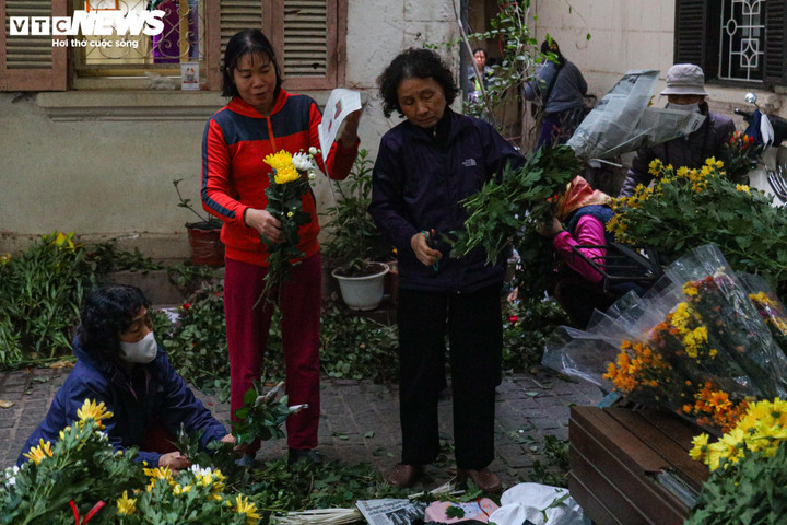 Hoa tươi là mặt hàng hút khách nhất hôm nay vì ban thờ không thể thiếu lọ hoa. Giá hoa hôm nay tăng nhẹ 15 - 20%, cụ thể hoa cúc từ 25.000 lên 30.000 đồng/bó, hoa ly giá 350.000 đồng/bó, có thể đến Tết lên tới 380.000 - 400.000 đồng/bó, hoa hồng giá 8.000 - 10.000 đồng/bông.