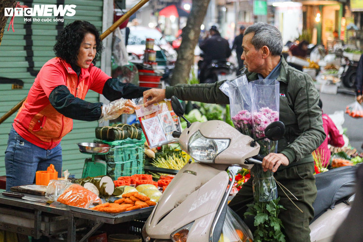 Cảnh khác lạ ở chợ Hà Nội trong ngày đầu tháng giáp Tết - 15