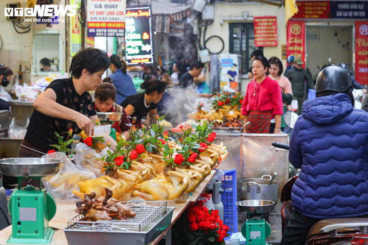 Chủ một quầy hàng bán gà lễ giải thích: "Năm nay mùng 1 rơi vào ngày trong tuần, nên nhiều người dân đã lựa chọn cúng sớm hơn cho đỡ vội. Cuối tuần vừa qua, chúng tôi làm việc không ngơi vì đông khách. Còn hôm nay chủ yếu phục vụ những khách có thời gian rảnh rỗi, không phải đi làm công sở nên tuy đông nhưng cũng không đến nỗi ách tắc như mọi dịp".