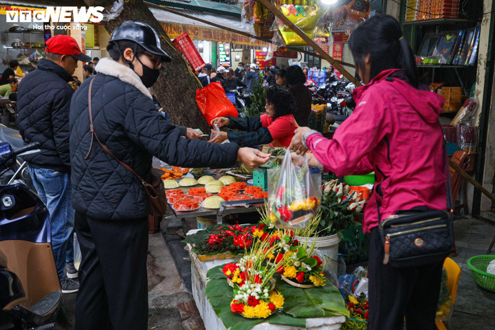 Cảnh khác lạ ở chợ Hà Nội trong ngày đầu tháng giáp Tết - 13