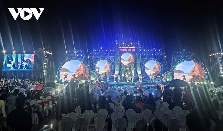 Quảng trường Nguyễn Tất Thành, thành phố Quy Nhơn "biển người" tham dự Chương trình “Quy nhơn - Thiên đường biển - Vươn tầm khởi sắc”. (Ảnh: VOV)