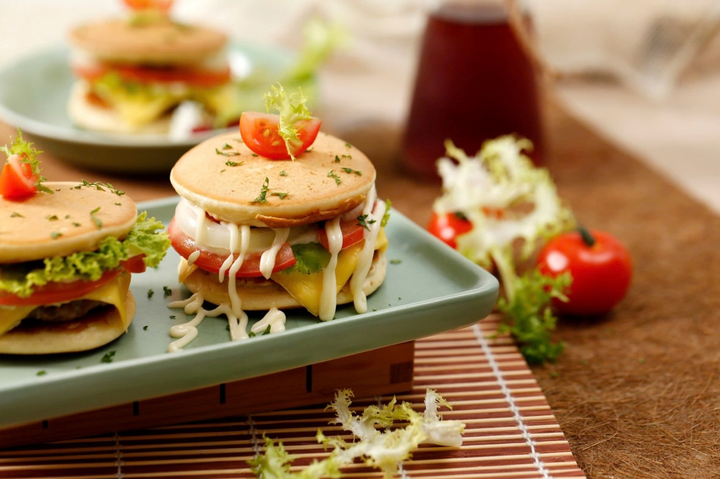 Bữa sáng với món bánh rán sẽ thêm ngon miệng và dinh dưỡng khi ăn kèm Xốt Mayonnaise Aji-mayo® ít béo.