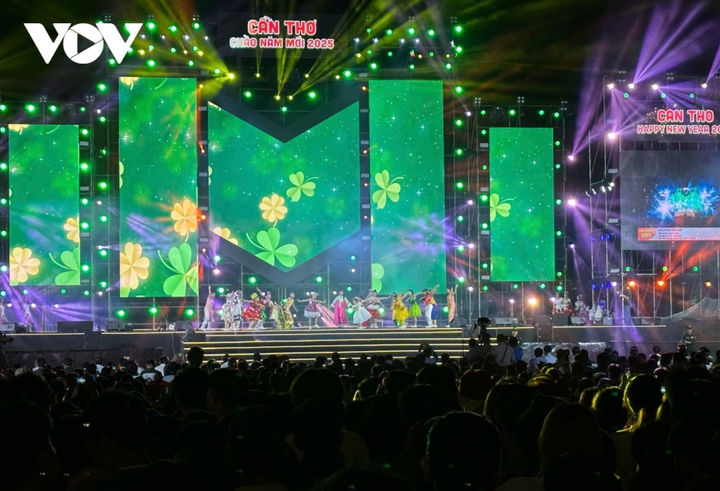 Đúng 20h tối nay tại Công viên Sông Hậu, quận Ninh Kiều, thành phố Cần Thơ đã diễn ra chức chương trình nghệ thuật “Cần Thơ chào năm mới 2025”. Đây là một trong những hoạt động chào mừng năm mới 2025 và “Mừng Đảng quang vinh – Mừng Xuân Ất Tỵ 2025” của thành phố Cần Thơ. (Ảnh: VOV)