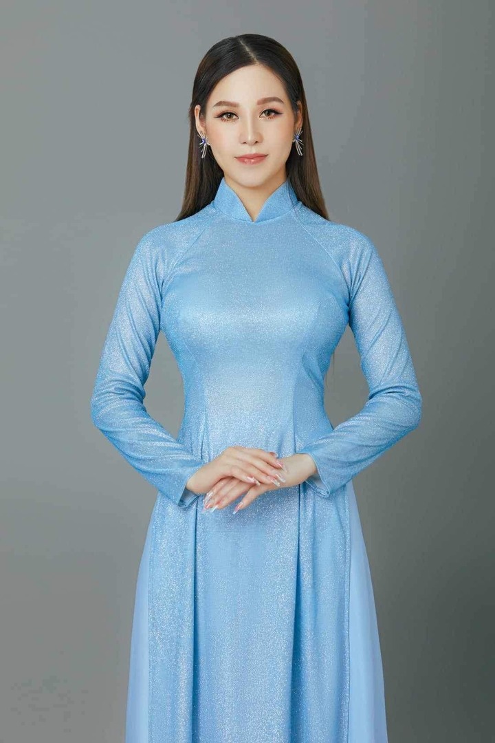 Đặc biệt, Hoài Linh cũng ghi điểm với khả năng ứng xử. Trong phần thi ứng xử top 5, Hoài Linh là người trả lời đầu tiên. Cô nhận câu hỏi từ Trưởng ban giám khảo NSND Trịnh Kim Chi: "Theo bạn làm thế nào để kết hợp hài hòa phát triển biển đảo và bảo tồn thiên nhiên?".