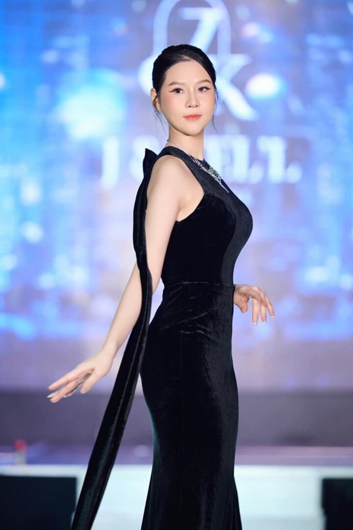 Hoài Linh có phần trả lời khá thành công với thần thái tự tin. Cô chia sẻ cô đã đi nhiều nơi trong nước và quốc tế, cô thấy rằng bờ biển Việt Nam đẹp chẳng kém những bờ biển nổi tiếng thế giới. Nhưng điều đáng quan tâm là biển Việt Nam đẹp như vậy nhưng lại chưa được nhiều người biết đến.