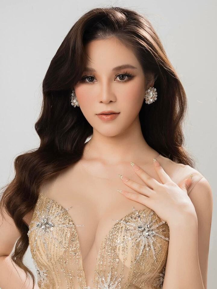Nguyễn Hoài Linh sinh năm 2000, là du học sinh ở Nhật. Cô còn là người mẫu, tham gia trình diễn cho nhiều nhà thiết kế.